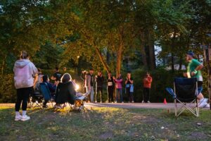 Team Gartenbau-Versicherung beim Anfeuern auf dem WISPO 25-Stunden-Lauf