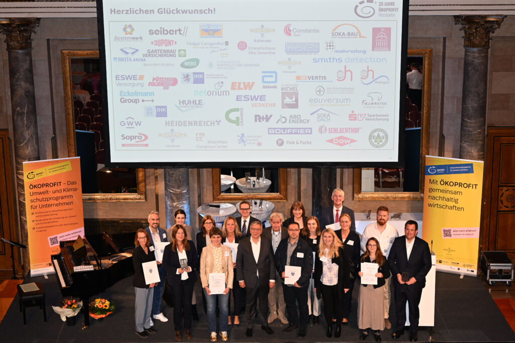 Die Teilnehmenden, die erstmals das ÖKOPROFIT-Programm der Stadt Wiesbaden durchlaufen haben, bei der feierlichen Zertifikatsverleihung im Kurhaus in Wiesbaden. Quelle: Umweltamt Wiesbaden, Foto: Kristina Schäfer 